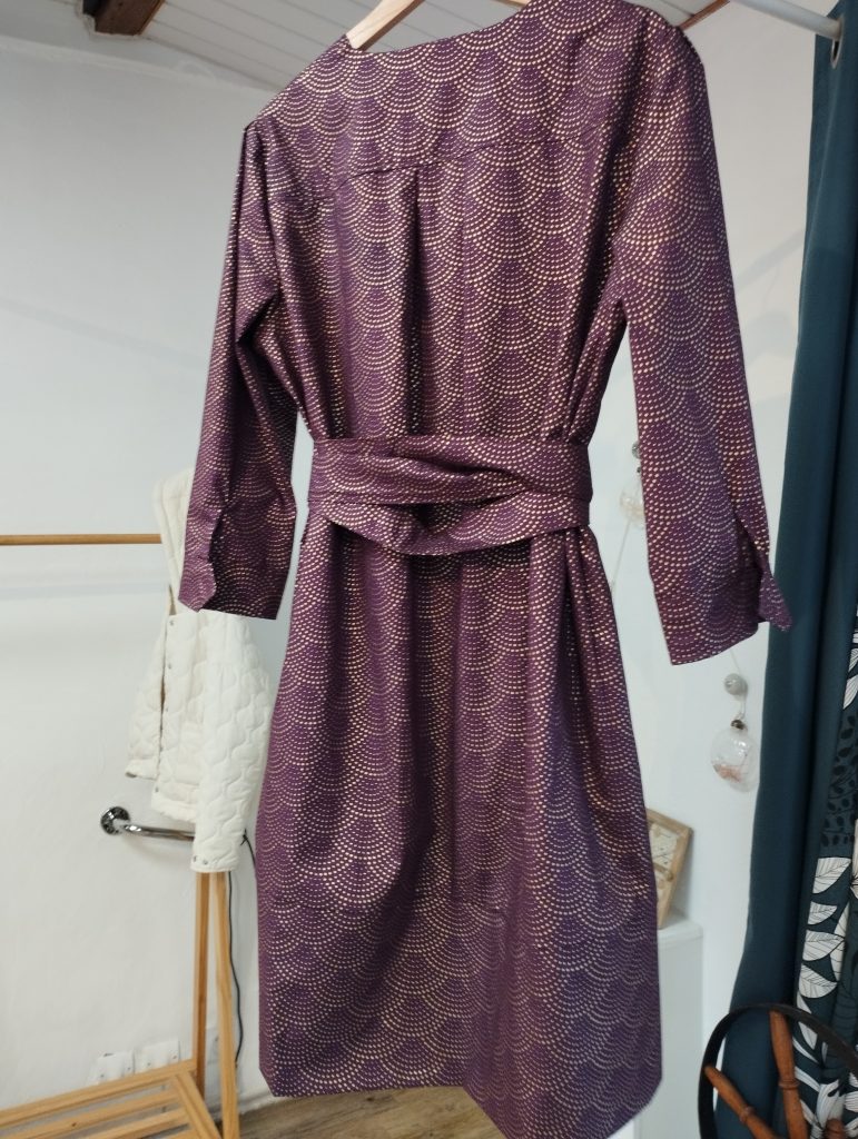 robe avec ceinture violette et doré tout coton commande sur mesure, fabrication dans mon atelier boutique savovarde