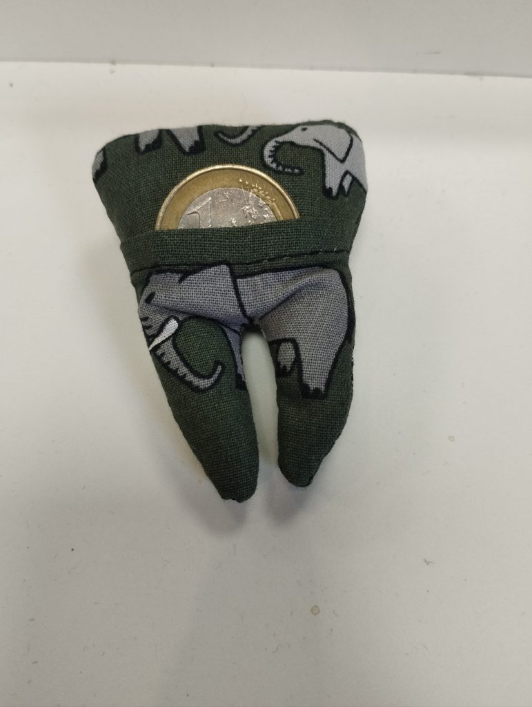 range dent de lait et pièce, petite souris, en forme de dent kaki et éléphant gris, petiteserie fabriqué a Cognin dans mon atelier savoyard