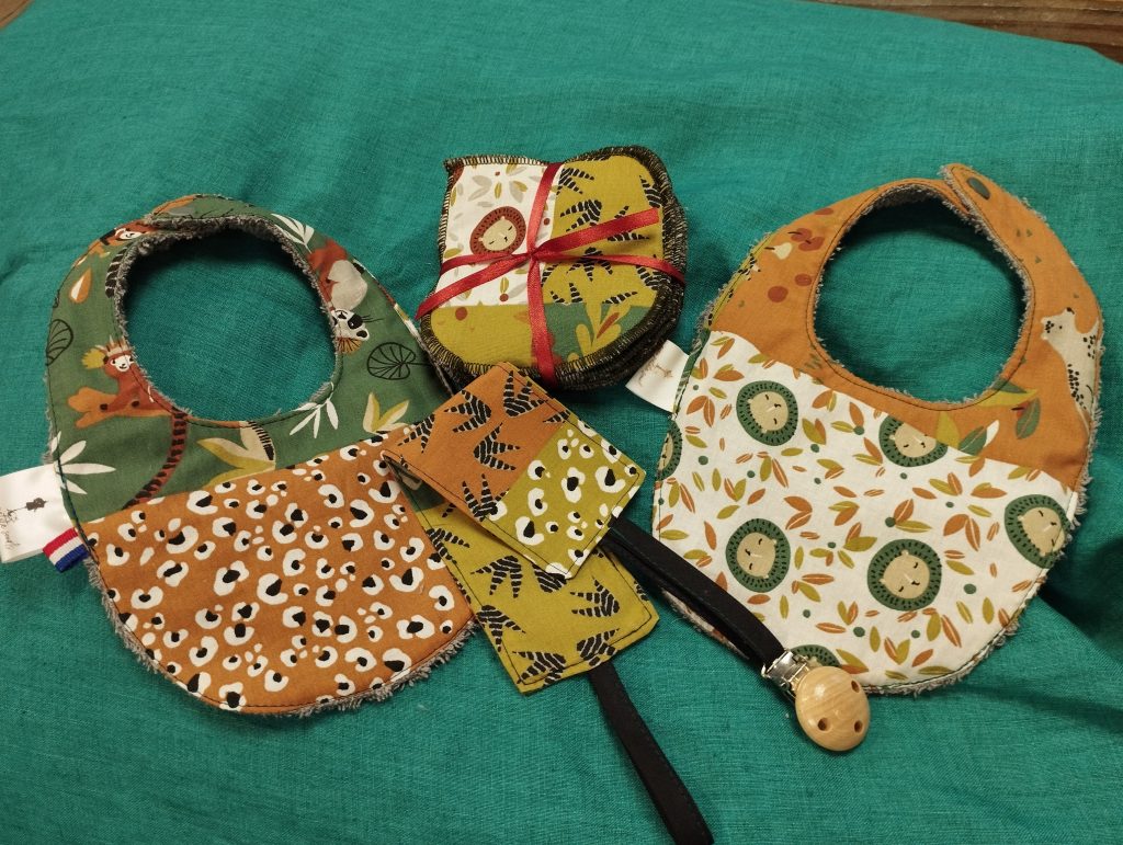 kit naissance, attache sucette, lingette, bavoir, coton ,motif jungle, création sur commande en Savoie