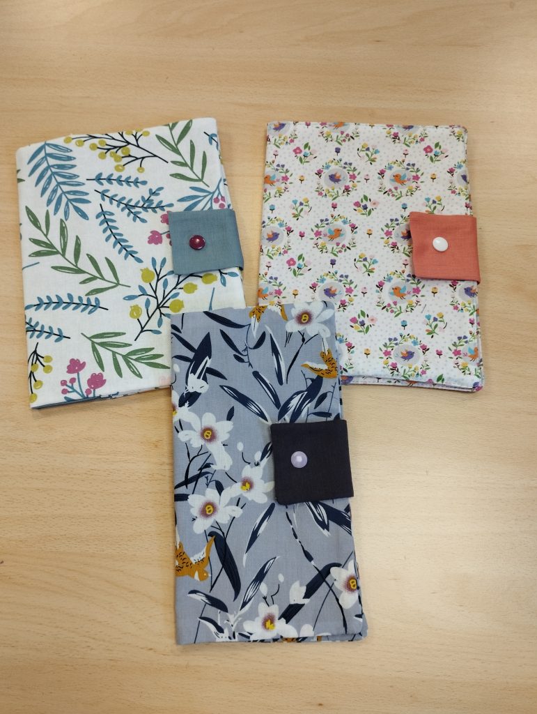 protège carnet de santé et livret de famille motifs fleuri en coton fermeture a pression, commande personnalisée, créer a cognin