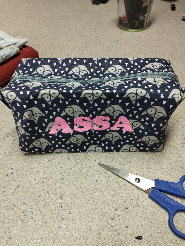 trousse carré scolaire, bleu marine et hiboux. confection a la demande personnalisé, a Cognin en Savoie