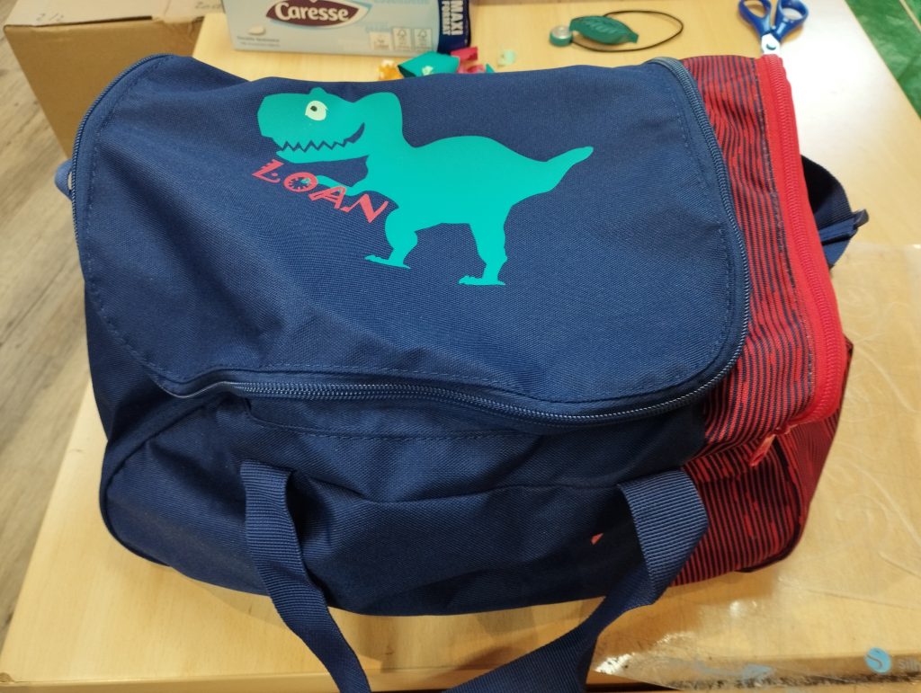 personnalisation de sac de sport, dinosaure et prénom, flex thermocollant