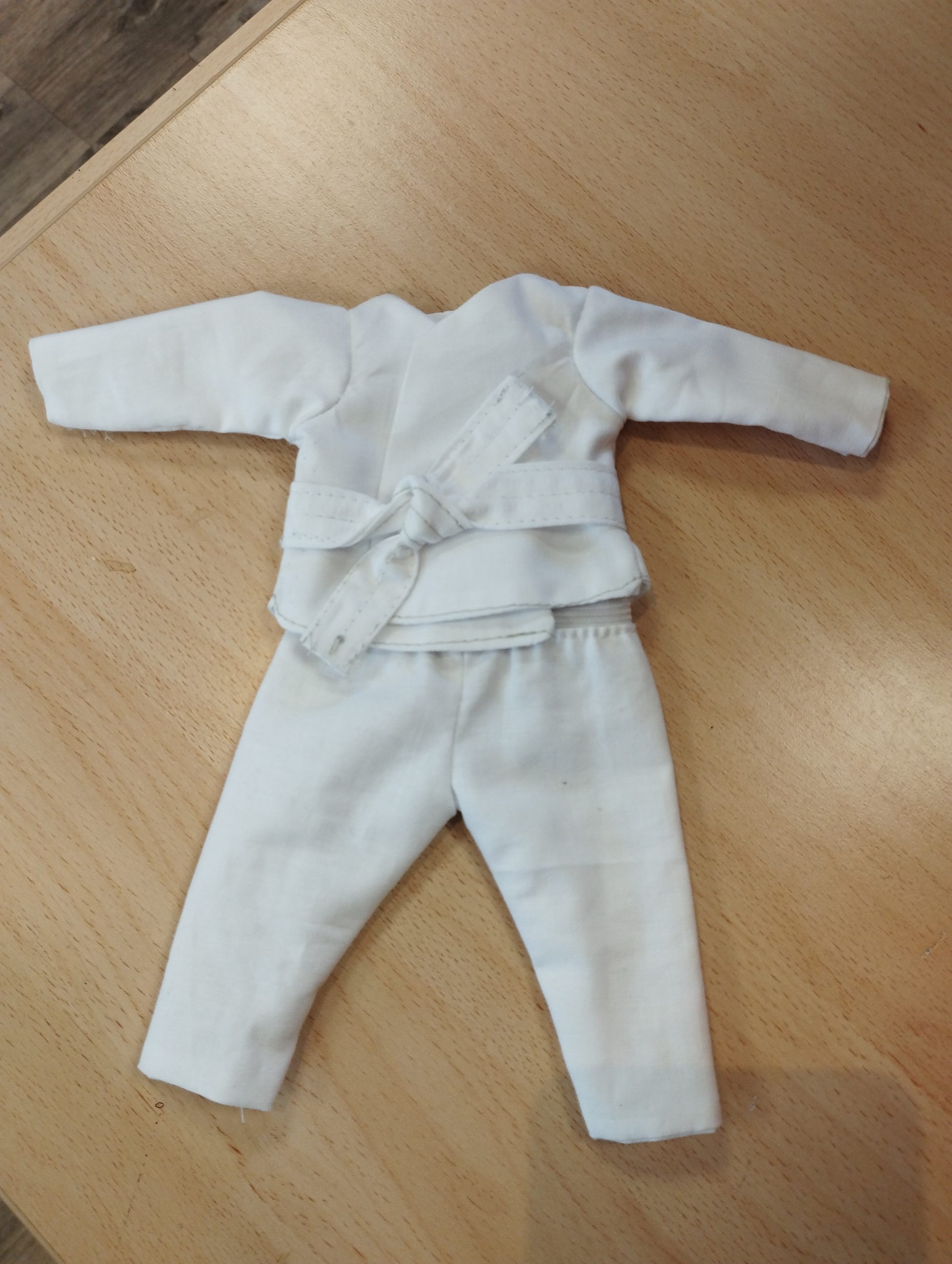 mini kimono pour peluche commande d'un enfant passionné par le judo. patron et fabrication fait dans mon atelier en Savoie, tout en coton