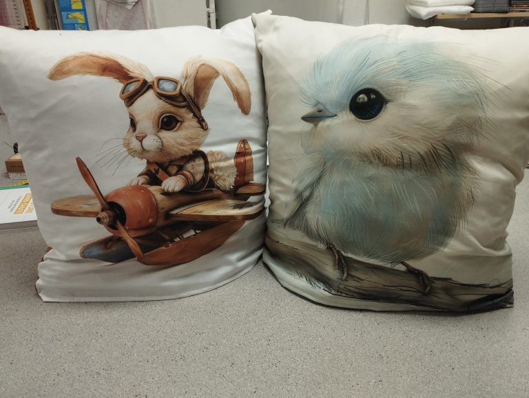 Coussin a motifs aviateur ou oiseau idéal chambre d'enfant. motifs aux choix