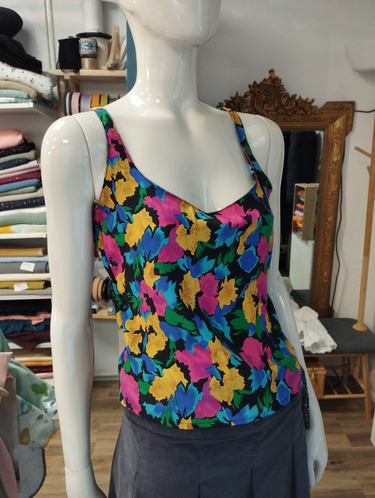 débardeur fleuri tissu issu de récupération 2nd main, confection a Cognin