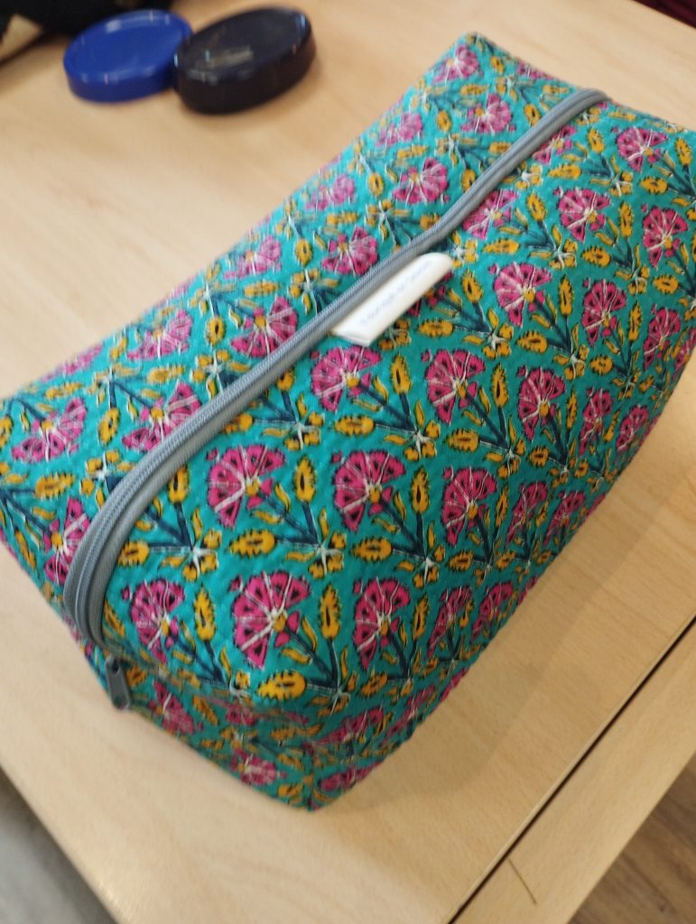 maxi trousse de toilette matelassé motifs fleuri turquoise et rose. Création artisanale a Cognin